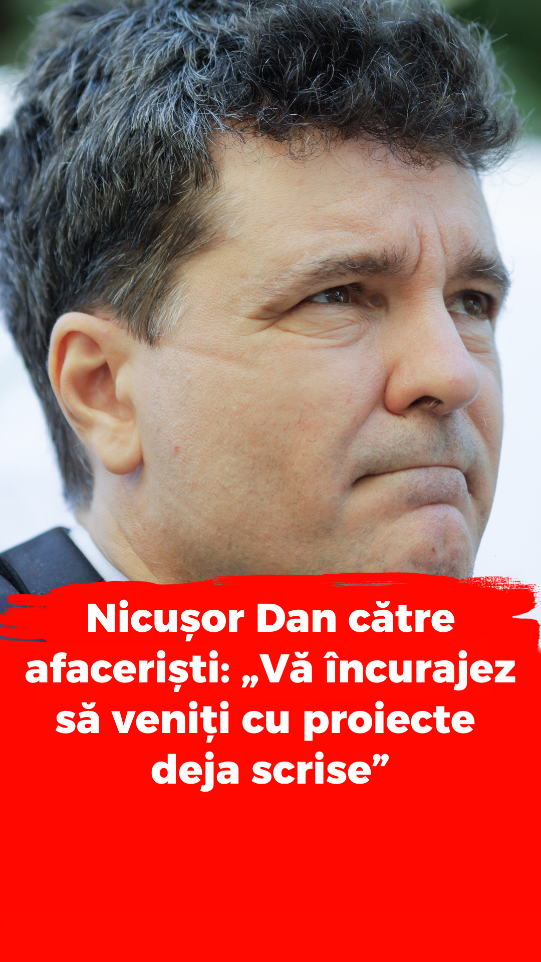 Președintele Nicușor Dan i-a încurajat din nou pe afaceriști să vină cu propuneri de legi gata făcute, după ce a susținut că statul nu are încă o capacitate suficientă de analiză. „Vă încurajez pe cei din privat să veniți cu procese deja elaborate, analize deja elaborate, proiecte de acte normative deja scrise pentru a câștiga timp”, a spus marți Dan, în deschiderea Summitului pentru Guvernanță Digitală. Șeful statului a reiterat un apel către companiile private făcut la începutul lunii la o întâlnire organizată de Confederația Patronală Concordia. „În concluzie, (...) ce lipsește este colaborarea între toate aceste structuri și repet ce am spus în urmă cu trei săptămâni la un alt forum de afaceri: până când statul acesta o să fie capabil să asimileze idei și să le transforme în proiecte - estimez 2 ani din momentul ăsta - vă încurajez pe cei din privat să veniți cu procese deja elaborate, analize deja elaborate, proiecte de acte normative deja scrise pentru a câștiga timp”, a zis Dan în încheierea discursului său. Președintele nu a rămas după discurs pentru a răspunde la întrebările jurnaliștilor, în contextul în care el a mai fost întrebat în trecut despre un posibil conflict de interese în cazul în care firmele, al căror scop este să facă profit, ar veni cu proiecte de lege gata scrise. În urmă cu două săptămâni, Dan a fost întrebat de o reporteră a Realitatea despre declarația sa privind implicarea afaceriștilor în realizarea legilor, specific dacă este „o capitulare a statului”. El a spus la acel moment că „nu se pune problema ca decizia să fie luată de altcineva decât de organele statului”. Președintele a susținut că își dorește o administrație capabilă să colecteze și analizeze date pe baza cărora să facă norme, dar că asta se va întâmpla în câțiva ani, în opinia lui Dan. Summitul pentru Guvernanță Digitală a fost organizat de Edge Institute. Reporter: Călin Căciuleanu Foto copertă: Inquam Photos/George Călin #GenȘtiri #stiri #tineri #NicusorDan