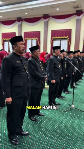 Kemarin, di Gedung Grahadi yang penuh sejarah, saya menyaksikan sebuah awal baru bagi pendidikan Jawa Timur. Sebanyak 120 Kepala Sekolah resmi saya lantik bukan sekadar sebagai pemimpin lembaga, tetapi sebagai penjaga masa depan anak-anak kita. Setiap tanda tangan, setiap sumpah yang terucap, menghadirkan harapan baru: bahwa sekolah akan menjadi rumah aman untuk tumbuh, ruang yang membentuk karakter, dan pintu yang membuka jalan menuju mimpi. Saya percaya, di tangan para pemimpin pendidikan yang berdedikasi, Jawa Timur akan melahirkan generasi yang lebih tangguh, cerdas, dan berakhlak. Terima kasih atas kesediaan panjenengan semua untuk mengemban amanah yang tidak mudah, namun begitu mulia. Mari kita jaga nyala semangat ini demi masa depan anak-anak Jawa Timur. #khofifahindarparwansa #jawatimur 