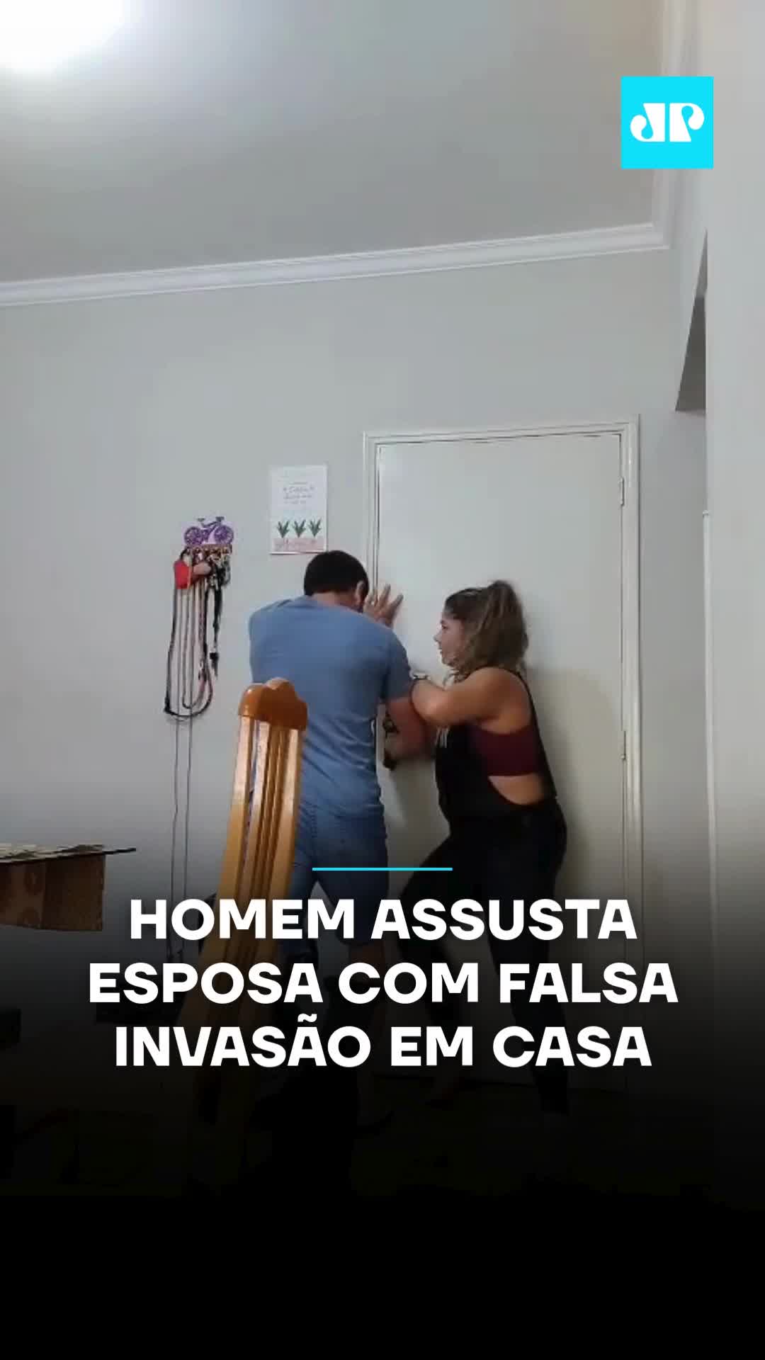 Uma brincadeira doméstica acabou viralizando após um homem simular que a porta de casa estava sendo arrombada. Ele se apoiou com força contra a entrada, fingindo conter uma invasão, enquanto a esposa, desesperada, correu para ajudá-lo. Ao chegar para socorrê-lo, a mulher foi surpreendida: o marido se afastou repentinamente, permitindo que a porta abrisse e revelasse que a “ameaça” era apenas a família entrando no local. A confusão ficou ainda maior quando até os cachorros se envolveram na cena. Fariam o mesmo na casa de vocês? 🎥Reprodução: Instagram/ @apdna91 | @myhoodbr 📺 Confira na JP News e Panflix #JovemPanEntretenimento #Brincadeira #Sogra