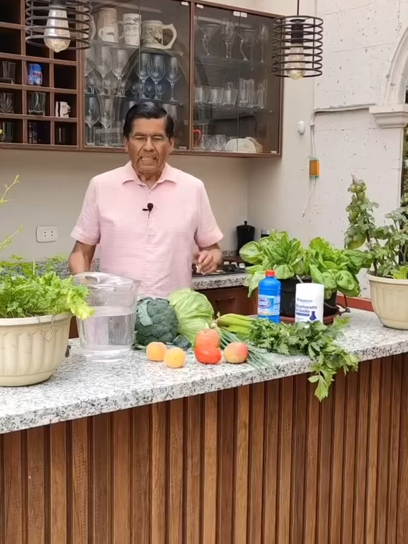 Todos nosotros queremos la mayoria estoy seguro ,Desea llevar a nuestras familias alimentos o productos alimenticios lo mas saludables y inocuos,sanos para la Familia ,Pero estos alimentos  por la falta de responsibilidad de las autoridades y de una produccion de alimentos (frutas , verduras y otros alimentos perecibles o no perecibles),responsables y concientes de que estan produciendo alimentos que no van a hacer daño a nuestra poblacion Y fAMILIA  ,Algunas recomendaciones basicas funcionan a medias ,Porque las sustancias nocivas para la salud son SISTEMICAS ,OSEA ESTAN YA EN EL CORAZON DEL PRODUCTO O ALIMENTO, Y YA NO PUEDE SER ELIMINADO TOTALMENTE,LA UNICA Y MEJOR ALTERNATIVA HASTA EL MOMENTO ,COMPRAR EN FERIAS-AGROPECUARIAS,HUERTO FAMILIARES ,URBANOS,ESCOLARES,comprar a agricultores organicos,NO HAY OTRA SOLUCION HASTA QUE LAS AUTORIDADES SE PONGAN LAS PILAS Y HAGAN SU TRABAJO COMO SE DICE POPULARMENTE !HASTA MUY VERDE!