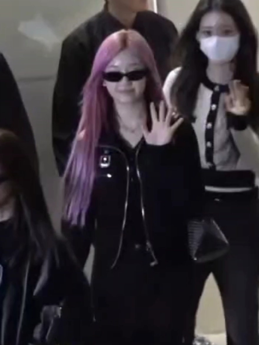 Pharita has arrived at HKG airport 🥰 what a crowd 😳 #babymonster #pharita #pharitababymonster #airport #fyp 