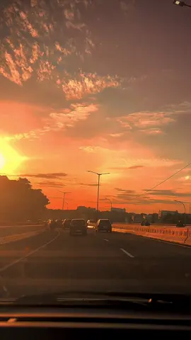 Pesona senja dijembatan layang pasopati sore hari. #senja #sorehari #jembatanpasopati #bandung #bandungaesthetic #bandungraya #infobandungkota #jelajahbandung 