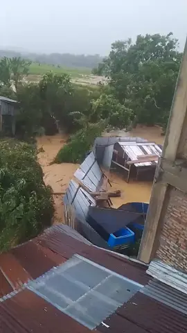 15 thn tinggal di sipirok,baru kali ini cuacanya luar biasa.Hujan+angin kencang,listrik mati,sinyal telkomsel hilang,banjir dan longsor dimana-mana. #sipirok_tapanuliselatan #simpangsampeansipirok