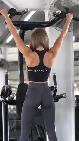 workout details ⬇️ • pull-ups / lat pulldowns 4x max  • shoulder combination exercise 4x max  • face-pulls 4x dropset  • push-ups 3x max  🔥🔥  #gymgirl #upperbody #girlswholift #hourglass #pullups    