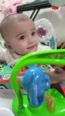 เด้งดึ๋งสมชื่อแล้วค่ะ😂 ยี่หวาน้อยกับของเล่นใหม่ของเค้า 👶🏻 แค่ลูกยิ้มได้แม่ก็มีความสุขนะคะ❤️ #ขวัญใจลูกอ่างทอง #น้องยี่หวาณิภาชนก 