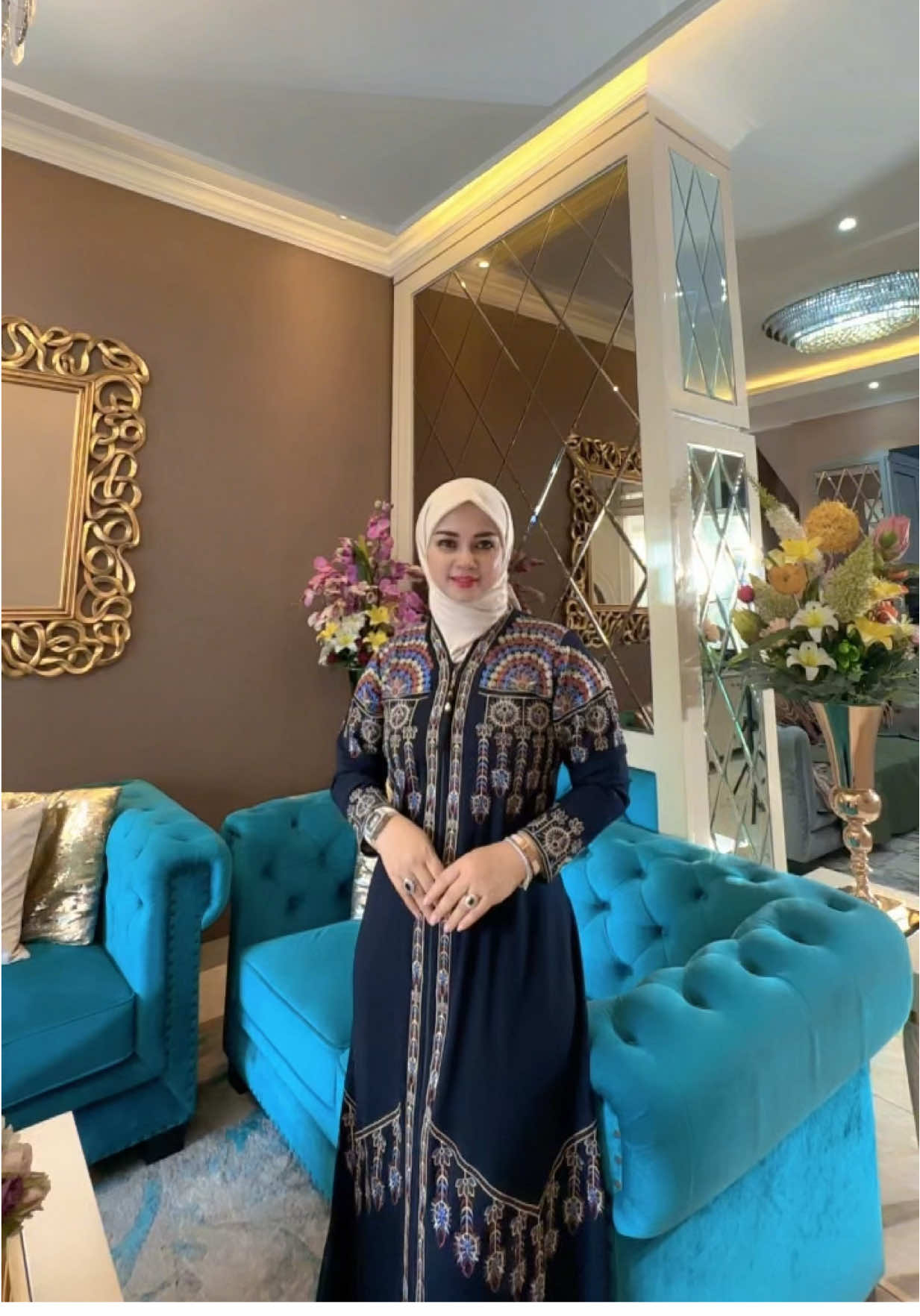 Bund… Navy akhirnya launching, dan serius ini warnanya BENERAN bikin jatuh hati 😭💙 Elegannya dapet, mewahnya kelihatan, dan pas dipake tuh auranya beda banget—calm tapi tetep mahal. Sekali coba, kamu bakal ngerti kenapa warna ini selalu jadi favorit banyak orang #fypシ゚viral🖤tiktok #abayastyle #abayabordir #newarivals #nazwaabaya 