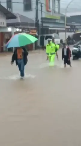 Situasi banjir di Kabupaten Tapanuli Tengah, anggota Polri dan bersama masyarakat terus memantau situasi ruas jalan yg di genangi banjir dan membantu warga masyarakat yg akan melintas. (25/11/25)
