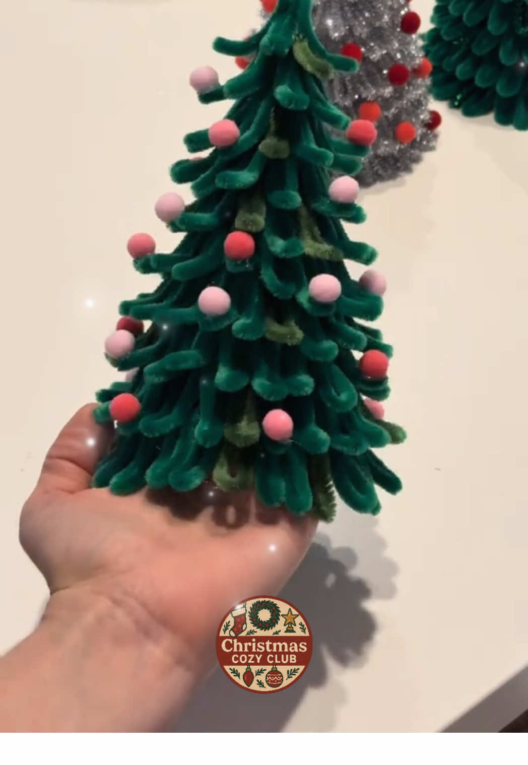 Make your home Christmas ready with these decorations 🎄🎅🏼❤️ Follow for more ideas and inspiration ✨ #christmas #christmasdecorations #christmasdecor #christmaslivingroom #traditionalchristmasdecor #christmascozyclub 