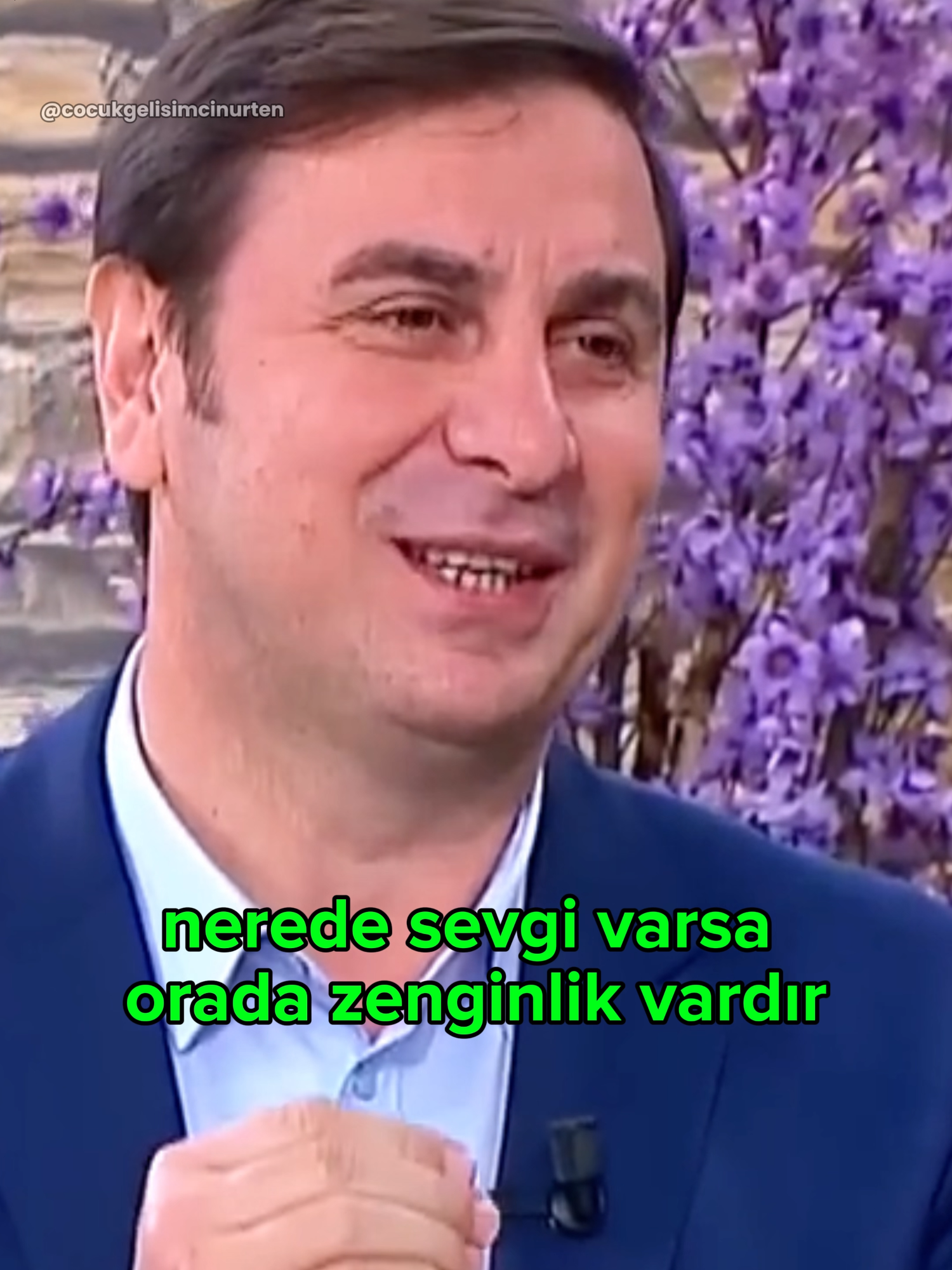 ❤️ Ailede Sevgi Varsa Diğerleri Kendiliğinden Gelir Gerçek zenginlik, bir evin içine sevgi girince başlar. Bir ailede sevgi varsa huzur büyür, iletişim kolaylaşır, başarı da bereket de kendiliğinden çoğalır. 🕊️   Çünkü sevgi olan yerde çatışmalar küçülür, insanlar birbirinin kalbine daha yumuşak dokunur. Aileyi ayakta tutan en güçlü bağ, her zaman sevgidir. 🌿   Peki sizce bir evde eksikliği en çok hissedilen şey sevgi midir yoksa huzur mu❓