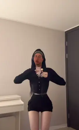 #제품협찬 방 분위기 바꾸고 싶으면 이 디퓨저 하나면 끝이에요 나가기 전에 매번 향수 뿌릴 필요도 없고 그냥 두기만 해도 공간 전체가 향기로 꽉 차요! 사물함·옷장 같은 작은 공간까지 은은하게 스며드는 거 진짜 미쳤어요 게다가 대부분 디퓨저는 마개 없어서 쏟을까 걱정되는데 이건 실리콘 마개 덕분에 진짜 무심하게 써도 안 쏟아져서 편한 거 인정해야 해요 진심 방 문 열 때마다 향 때문에 기분 좋아지는 건 말 안 해도 알죠🥺 그리고 디자인까지 예뻐서 그냥 놔두는 것만으로도 방 꾸미기 완료에요 분위기+향+비주얼 다 잡고 싶으면 이거 진짜 추천해요🤍 #집콕향기 #디퓨저 #추천 #fyp