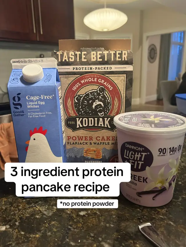 Quick and easy protein pancakes made without protein powder. Macros- Calories: 330 Protein: 37g Carbs: 40g Fat: 2g #proteinpancakes #breakfast #balancedlifestyle #Recipe #highprotein 
