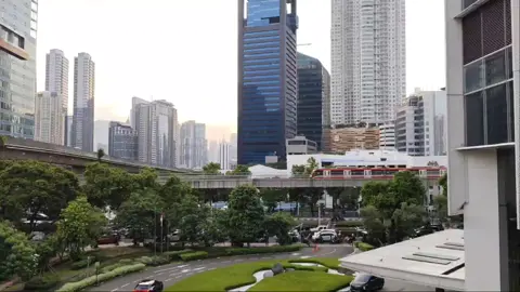 Ibu kota mang gak bisa diem, ada aja selalu inspirasi spot2 bagus😍 Ini tempat ngkrong the best banget viewnya, liat sunset dengan view ibu kota yang sangat cantik🥰 #placetogojakarta#familymart  #familymarttrinitytower#jaksel 