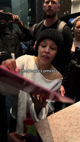 THE SWEETEST EVER ♥️ @Doja Cat #dojacat #melbourne #mavietour #tour #concert @holmen 