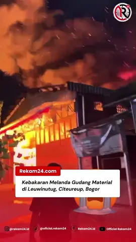 Kebakaran melanda sebuah toko material di Ds. Leuwinutug Rt.05/02 Citeureup, Kab. Bogor pada Selasa malam (25/11) sekitar pukul 19:00 WIB.  Hingga saat ini proses pemadaman masih di lakukan. Belum di ketahui penyebab kebakaran. #beritaviral #beritahariini #citeureup #viraltiktok #videoviral      