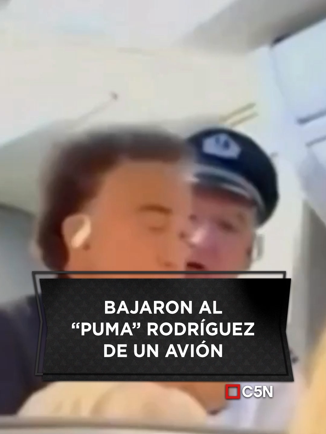 ➡️El cantante venezolano debió descender de la aeronave, tras un cruce con la tripulación.  🛬El conflicto se habría originado por una valija que el artista no quiso mover y por la medicación que llevaba. Rodríguez aseguró que pidió disculpas, pero la medida igual se llevó a cabo. #PumaRodriguez #Avion #Escandalo