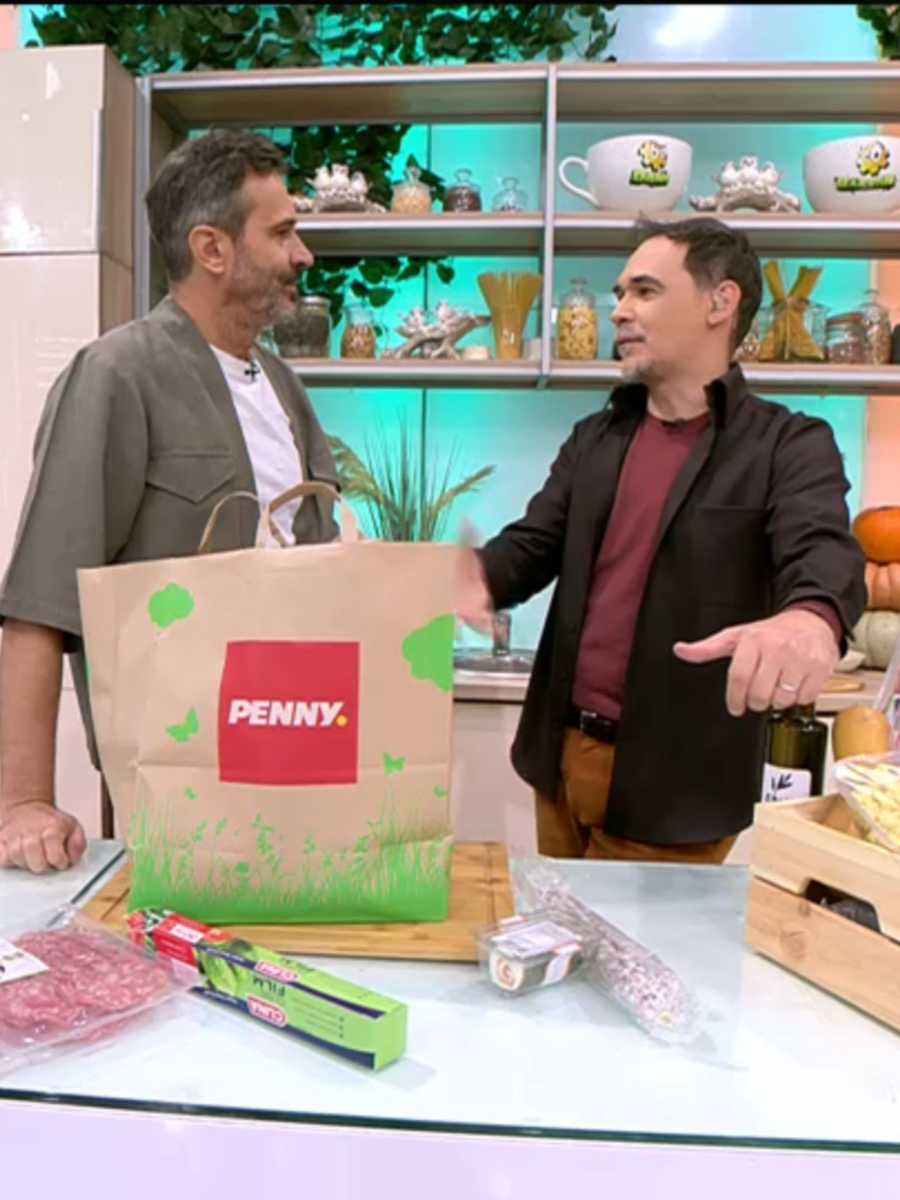 Ruladă de brânză și dovlecel în înveliș de salam și prosciutto – un moment special în fiecare farfurie! ✨🥒🧀 Chef Nicolai îți propune un preparat rafinat, ideal pentru a impresiona la orice masă. 🛒 În magazinele @penny.ro găsești o gamă variată de produse în ediție limitată, perfecte pentru a transforma orice rețetă într-o experiență memorabilă și fiecare masă într-un moment special. 🍽 Descoperă această ruladă savuroasă – simplă, spectaculoasă și plină de gust!  📲 Vezi rețeta completă aici: a1.ro/neatza-cu-razvan-si-dani/reteta-lui-nicolai #neatzacuazvansidani #antena1 #viral #fyp