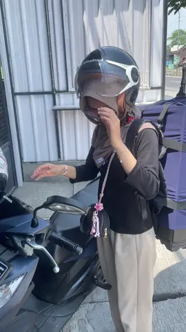 nek pengen jajan yo kudu gendong kandang sek🤣🤭#fyp #masukberanda #kicaumania #kenarimaniaindonesia #kenariprospek 