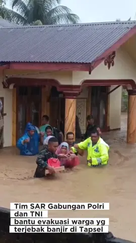 POLISI TNI DAN TIM SAR MEMBANTU KORBAN BANJIR DAN TANAH LONGSOR DI SIBOLGA HARI INI #polri #poldasumut #tni #sibolga #banjir 