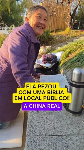 Chinesa flagrada com uma bíblia em espaço público na China. Eu flagrei e conversei com ela! #china #curiosidades #religião #bíblia #evangelico