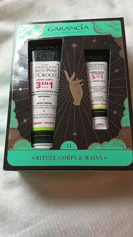 Collaboration commerciale non rémunérée.  Merci infiniment @LABORATOIRE GARANCIA pour ce magnifique coffret duo Rituel Corps &Mains,ensorcelante anti-peau de croco 💚 La crème corps 3en1 nourrit,hydrate  24h votre peau.  Elle est adaptée à tous les types de peaux même les plus sèches.  Gant de beauté Ensorcelant aux super pouvoirs.  Une crème mains et ongles 5en1. Elle nourrit,protège,répare,apaise et renforce la barrière cutanée.  L'odeur des 2 produits est vraiment divine,la texture est vraiment très agréable à utiliser et à appliquer sur la peau.  C'est une marque que j'affectionne particulièrement et je suis vraiment ravie de tester cette gamme.  Les fêtes de fin d'année arrivent à grands pas ce serait l'occasion de faire un très beau cadeau 🎁 pour votre moitié.  #rituelcorpsetmains #garancia #cadeau #noel #fyp 
