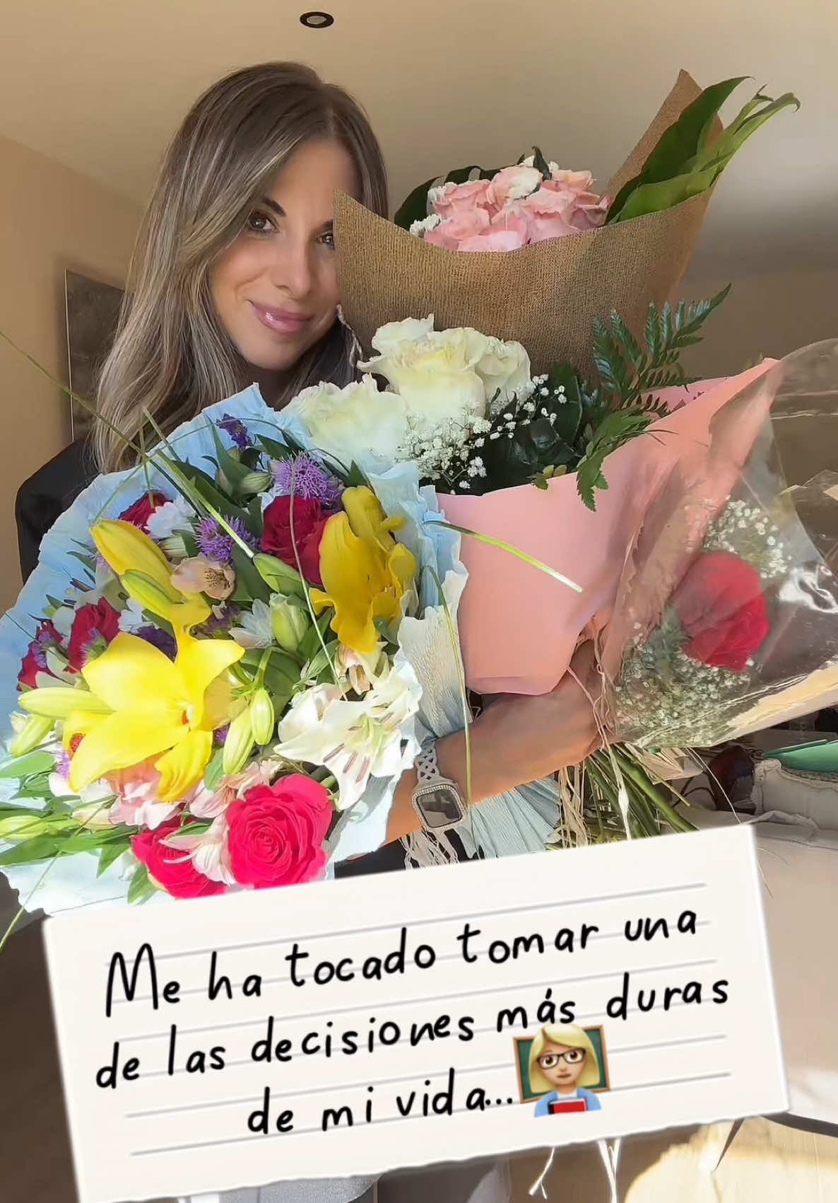 👩🏼‍🏫😪🥺Me ha tocado grabar el vídeo que nunca pensé que tendría que hacer. Me despido de mis niños… Me he visto obligada a coger una excedencia, no sé si será por unos meses… o más tiempo. Ojalá pudiera decir una fecha, pero ahora mismo no la tengo. Ya sabéis que la ELA entró en mi casa hace unos meses y avanza más rápido de lo que nos esperábamos, así que cuidar y acompañar a quien toda la vida lo hizo por mí, es mi prioridad ahora mismo.  Mis alumnos se han despedido de mí como si yo fuera la que les ha enseñado algo… cuando en realidad han sido ellos quienes me han enseñado muchísimo más y me han obligado a sonreír cada día.  Cartas, abrazos, flores, lágrimas… Me han roto y curado a la vez. No me voy porque quiera. Me voy porque la vida me ha pedido parar. Prometo volver cuando pueda. Y mientras tanto, seguiré por aquí, compartiendo todo lo que pueda y agarrándome a lo que me hace sentir vivo. Gracias por estar ahí. ❤️