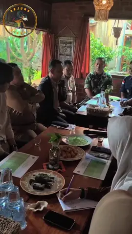 Pada Hari Selasa 25 November 2025 Kasat Intelkam Polres Kerinci didampingi Kanit III menghadiri Rapat Koordinasi Timpora Kabupaten Kerinci. Sinergi untuk pengawasan orang asing dan menjaga stabilitas kamtibmas. @Fajar Nugroho Wksd  #polriuntukmasyarakat #kerinci #fyp #fyppppppppppppppppppppppp #fypviralシ 