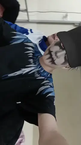 áo ek nó xé làm ba 😔