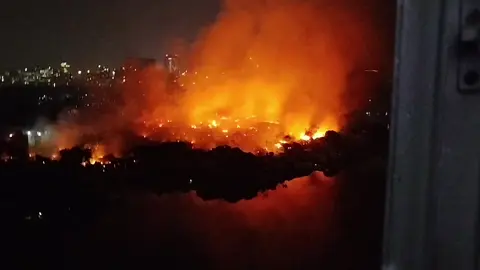 ঢাকা মহাখালী কড়াইল বস্তিতে বিশাল ভয়াবহ  আগুন লাগছে সবাই দোয়া করবেন