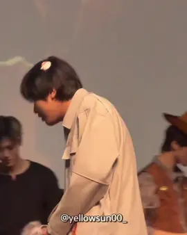 celemeknya lucu, orangnya lucu, momennya neomu kiyowokk 🤏🥰 dahlah gulung aja nih bumi #markhyuck 