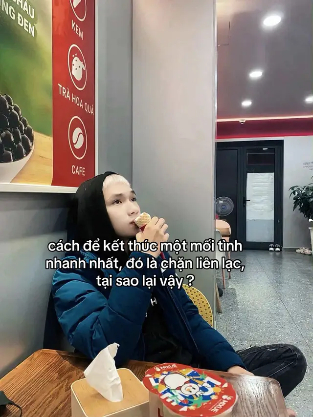 Người ta luôn thích dùng cách chặn hay xóa kết bạn để kết thúc một mối tình, nhưng khoảnh khắc sau khi chặn đó, trái tim sẽ day dứt như bị kiến gặm nhấm vậy, rất khó chịu. Chẳng có ai xóa liên lạc xong là có thể buông bỏ được ngay lập tức. Hành động xóa phương thức liên lạc chỉ đại diện cho việc quyết tâm từ bỏ đối phương ngay tại khoảnh khắc đó mà thôi. Thế nhưng chẳng bao lâu sau, lại giống như một kẻ rình mò, lật tung tất cả các trang mạng xã hội của người ta lên, cố gắng tìm kiếm những dấu vết nhỏ nhặt cho thấy họ vẫn chưa buông bỏ được mình. Rồi lại phải kìm nén ý định muốn kết bạn lại cứ trỗi dậy sau mỗi khoảng thời gian. Cứ lặp đi lặp lại như vậy, rốt cuộc thì cũng chẳng thể nào quên được. Cho nên bây giờ, tôi lại cảm thấy cách tốt nhất để buông bỏ một người chính là thuận theo tự nhiên, chẳng làm gì cả…🙁 #fyp #xh #tamtrang 