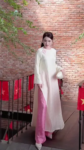 Vân Yên mang đến một tone màu vàng gà con quá là sang và kiêu sa cho nàng xuân đây ạ 🥰 #fyp #aodaiGiGi #xuhuong #aodaivietnam🇻🇳 #aodaitet 