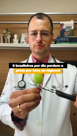 9 brasileiros por dia perdem o “pirulito”… e a maioria nem imagina o motivo. Não é acidente. Não é genética. Não é “azar”. 👉 É falta de higiene básica. 👉 É vergonha de examinar. 👉 É ignorar sinais que começam pequenos… …e terminam do pior jeito possível. Se você é homem, isso pode estar acontecendo AGORA — e você nem percebe. Assista até o final antes que o vídeo saia do ar. Isso pode literalmente salvar o seu “amigão”. 👉 Salve pra não esquecer 👉 Compartilhe com um amigo (ele nunca vai te contar, mas precisa saber) 👉 Me siga para mais alertas de saúde masculina