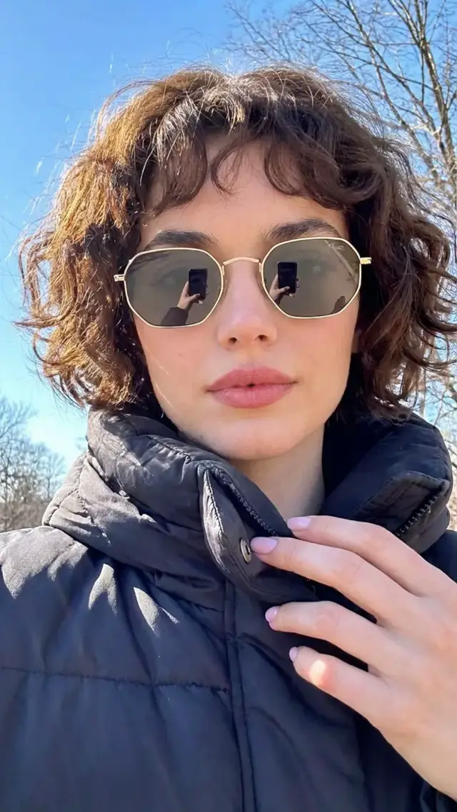 êvar e baran hûr hûr dibare tenê me na ne tenê me hemû bajar li gel min gav diavêje tenêtî karxezalek bû nêçirvanekî hat nîşan lê girt gavên min nagihêjinê