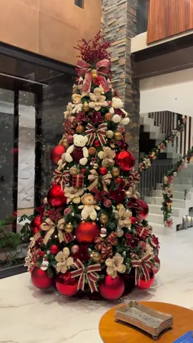 Nesta casa, cada detalhe do Natal foi pensado para criar aconchego e encanto: a árvore de 3 metros, a escada decorada, o arranjo da mesa e a guirlanda que acolhe já na entrada. Porque decorar é transformar — é fazer a magia acontecer. Samanta Franco Decor — transformando ambientes através de minha arte. #feliznatal #christmas #natal2025 #tendencias 