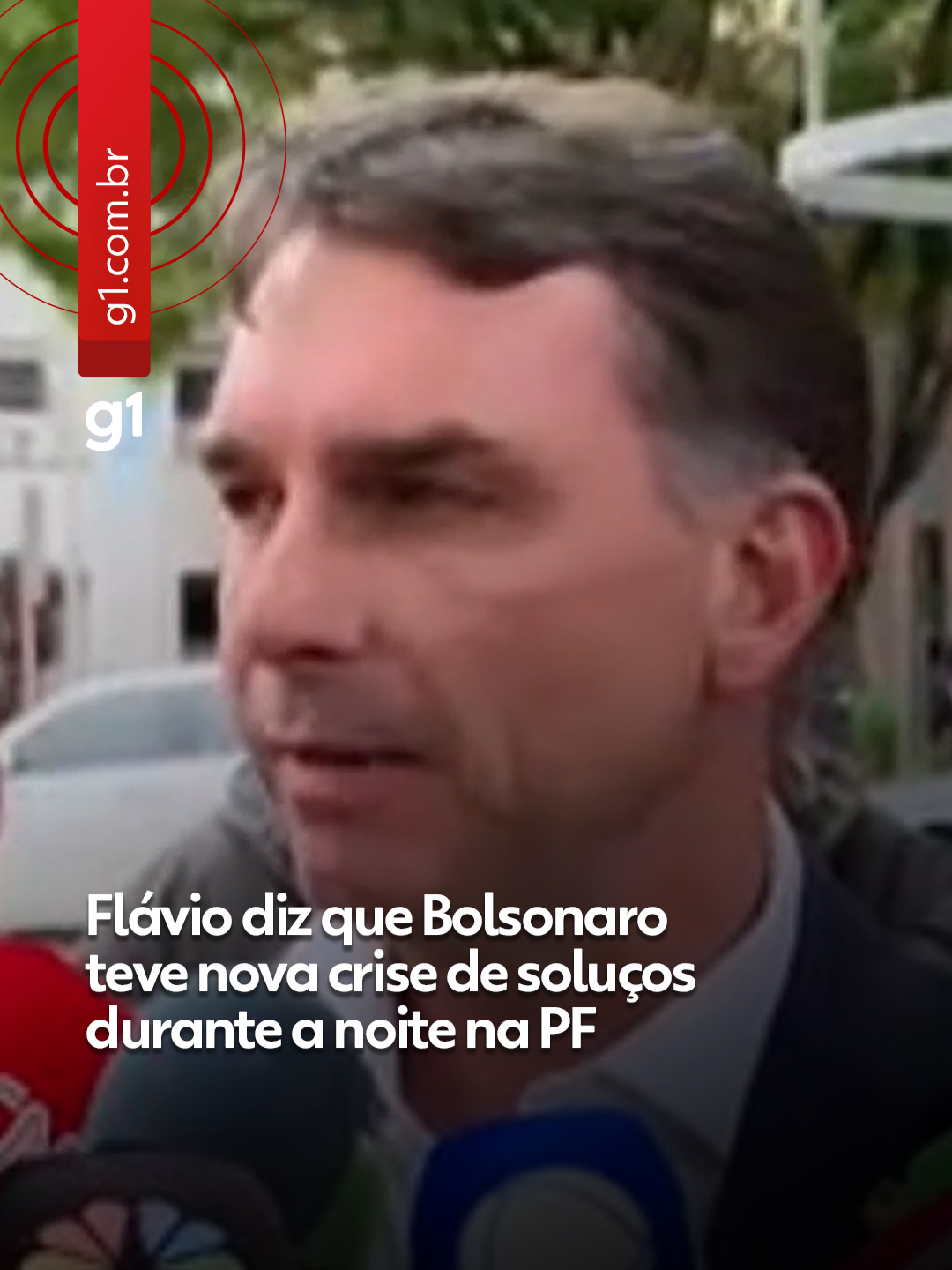 Ex-presidente preso - O senador Flávio Bolsonaro (PL-RJ) afirmou nesta terça-feira (25) que o pai, o ex-presidente Jair Bolsonaro, apresentou um novo episódio de crise de soluços durante a madrugada. Flávio conversou com a imprensa após fazer uma visita ao ex-presidente, detido na Superintendência da Polícia Federal (PF) desde o último sábado (22), por ordem do Supremo Tribunal Federal (STF). Ao sair do prédio, Flávio Bolsonaro afirmou que o pai continua indignado com a prisão, reforçou a tese de confusão mental em função da ingestão de medicamentos e acrescentou que pai permanece soluçando. O ex-presidente Jair Bolsonaro (PL) recebeu a visita de dois dos seus filhos na manhã desta terça-feira (25), após autorização do ministro Alexandre de Moraes. Segundo a decisão deste domingo (23), as visitas deveriam ocorrer de forma separada: das 9h às 11h, com até 30 minutos de duração: Carlos Bolsonaro e Flávio Bolsonaro, cada um em horário distinto. Clique em 'leia o artigo' para ler a reportagem completa. #Bolsonaro #política #g1política #tiktoknotícias