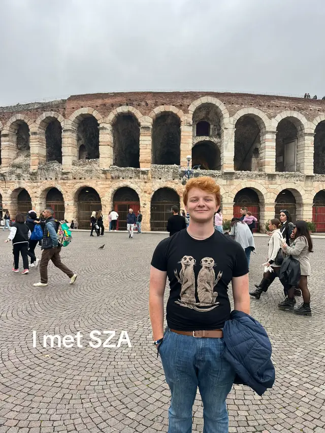 She’s done so much for all of us, she’s been through literal hell most of this year and been treated like utter shit by a certain country. But she still has time for a random ginger on Rialto Bridge, personally I’d tell me to jump in a canal. I love her so much and we all owe her so much. #greta #gretathunberg #erasmus #studyabroad #venice 