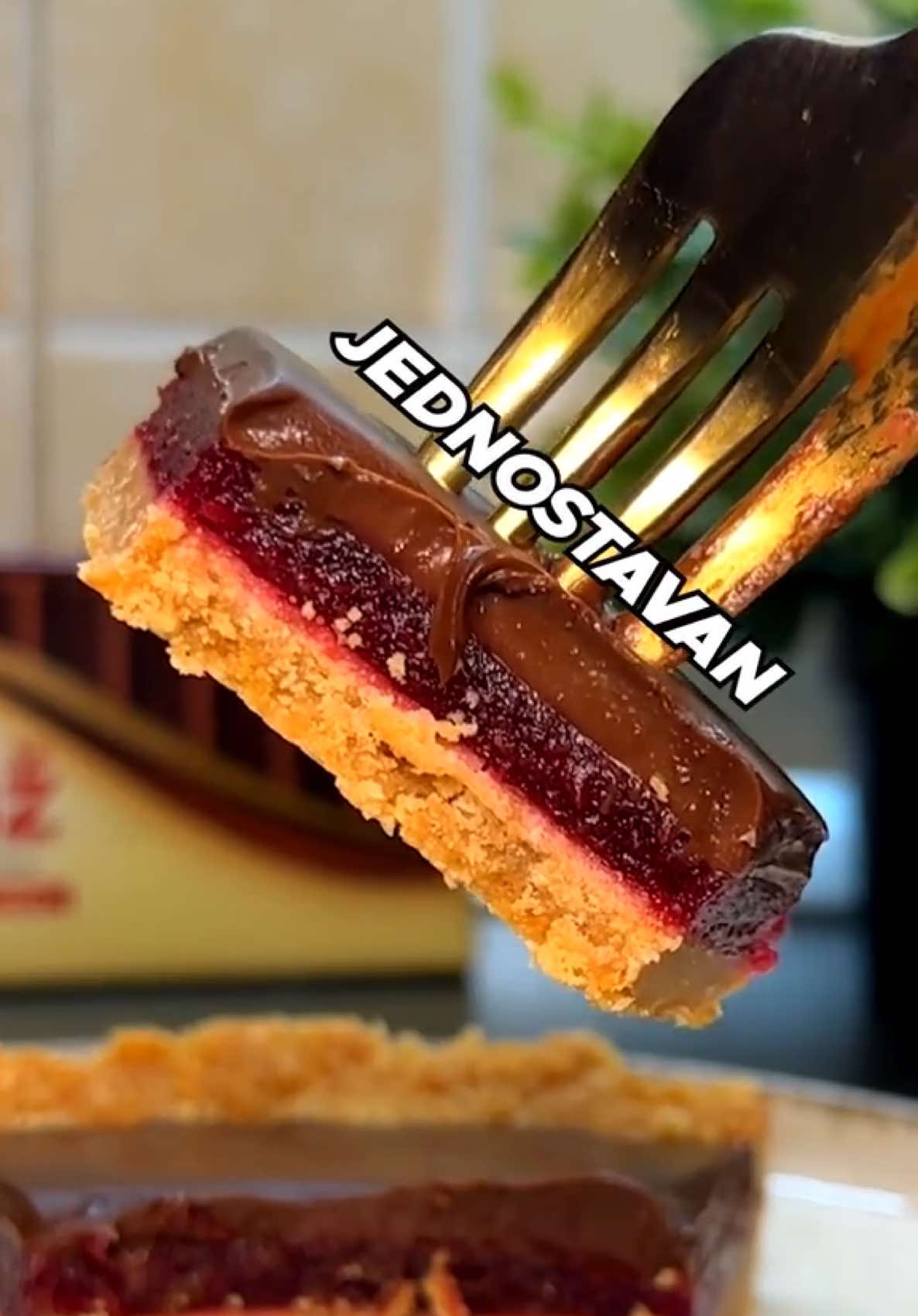 Topi se u ustima!🍫🍒 Neodoljiva kombinacija keksa, višnje i @Menaž čokolada 😋 Menaž Čoko-Višnja tart je PRAVI IZBOR za predstojeća slavlja i praznike.🎊 POTREBNI SASTOJCI: 📌 KORA * Štark Mleveni keks - 200 g * Puter - 150 g (otopljeni) * Mleko - 50 ml 📌 VIŠNJA FIL * Smrznute višnje - 300 g * Šećer - 150 g * Voda - 50 ml * Želatin - 10 g * Voda - 2 kašike 📌 MENAŽ FIL * Menaž Čokolada - 200 g (iseckana) * Pavlaka za kuvanje - 200 ml (zagrejana) Uživajte i javljajte utiske. Prijatno!❤️ #chocolate #cherry #tart #gastrobrat #menaz 