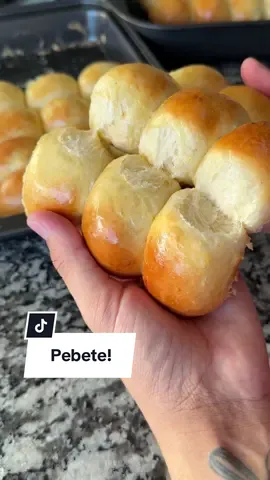 Pebetes ideales para vender! Ofrécelos en tus mesas y combos salados 🥪✨ Receta para 29/30 unidades 👇🏻: -500gr de harina 0000 -1 cucharada de sal -75gr de azúcar  -160ml de leche tibia -1 cucharada de sal -12/13gr de levadura fresca -50gr de manteca pomada Pincelar con: -1 huevo -30ml de leche Lo importante de la receta es el amasado! Yo no realizo un fermento previo pero debemos amasar por mínimo 15/20 minutos! Ayúdate con una batidora sino 🙏🏻 Vas a unir todos los ingredientes en un bol, la leche debe estar tibia para que ayude el proceso de fermentación y una vez que obtengas una masa que es muy tensa y muy dura ahí vas a colocar la manteca! Amasa mucho cuando la incorpores, al principio parece que no se une pero luego debe quedar lisa la masa. Deja leudar 45 minutos aproximadamente tapada y en un lugar calentito o sino utiliza la fermentadora de @pastelar.ok 30 minutos! 💝 Luego desgasificas y vas a formar bolitas de 30gr, colócalos dentro de una placa con aceite en su superficie así no se pegan. Déjalos nuevamente leudar hasta duplicar su tamaño y luego hornéalos en un horno precalentado a 180° 🔥 Unos 10 minutos! Hasta dorar. No te olvides de pincelarlos previamente con huevo y leche, antes y luego de salir del horno. Duran unos 4 días tapados así no se resecan o podes congelarlos cocidos durante 2 meses! Espero que les guste 🩵🙌🏻 #roccobakery 