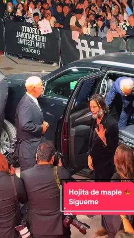 Keanu Reeves llegando a la alfombra roja en Toronto #alfombraroja #keanureeves #torontolife 