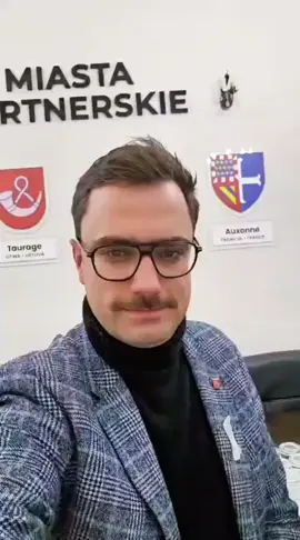 Zapraszamy na Kongres Samorządów Uczniowskich, który odbędzie się 28 listopada 2025 r. w Centrum Użyteczności Publicznej w Ostródzie! 💪 Wydarzenie zgromadzi przedstawicieli i przedstawicielki samorządów uczniowskich, opiekunów oraz młodzież zaangażowaną w życie szkolnych i lokalnych społeczności z całego Powiatu Ostródzkiego! Kongres będzie przestrzenią dialogu, wymiany doświadczeń oraz wspólnego poszukiwania sposobów na wzmacnianie aktywności obywatelskiej młodych osób.  Wydarzenie ma charakter warsztatowy, a jego celem jest budowanie współpracy, sieciowanie oraz inspirowanie młodych liderek i liderów do aktywności społecznej. PROGRAM WYDARZENIA 9:30 – 10:00 – Rejestracja uczestników i uczestniczek 10:00 – Otwarcie Kongresu i powitanie gości 10:15 – 10:30 – Prezentacja projektu „Młodzież dla Ostródy – Ostróda dla Młodzieży” 10:30 – 10:45 – „Kim jesteśmy? Co robimy?” – Młodzieżowa Rada Miasta_Ostróda 10:45 – 11:30 – Korpus Solidarności – czyli o wolontariacie trochę inaczej 11:30 – 11:45 – Przerwa 11:45 – 14:00 – Szkolny Budżet Obywatelski – warsztaty z Fundacją Pole Dialogu 14:00 – 14:30 – Podsumowanie, rekomendacje i zakończenie Działasz w samorządzie szkolnym? To wydarzenie jest dla Ciebie! 🤜🤛 #Ostróda #HaloHaloDzieńDobry #Młodzież #Mazury #BurmistrzTikToka 