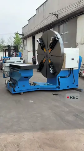 Floor-type lathe with large flange