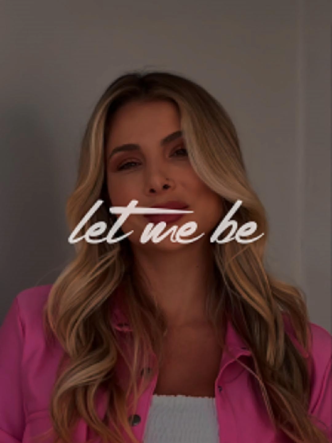 O Velvet Drops é um elixir capilar desenvolvido para nutrir profundamente, controlar o frizz e devolver a luminosidade natural dos fios. Sua fórmula concentrada combina Óleo de Macadâmia, Vitamina E e Ômegas 3, 6, 7 e 9, que restauram a elasticidade, previnem a quebra e reparam pontas duplas, proporcionando um toque sedoso e leve. #óleocapilar #oleosessenciais