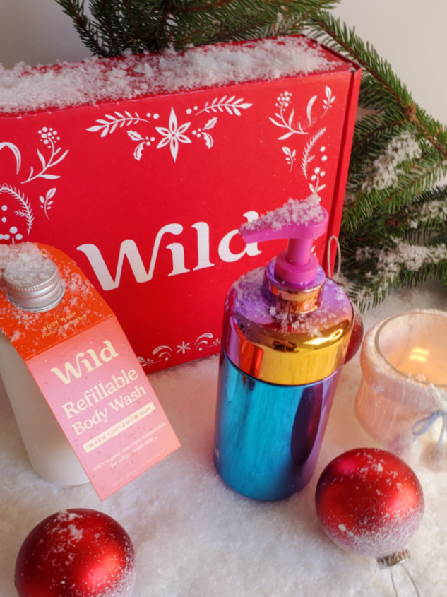 Est-ce que toi aussi tu en a marre des produits jetables dans ta salle de bain ? Je te présente le kit de base gel douche, avec son étui - gamme chrome - et sa recharge - senteur brioche à la cannelle - le tout dans un coffret de fête 🎄 @wildrefill_fr te propose des étuits haut-de-gamme réutilisables. Et des recharges sans plastique. Elles peuvent misent au compost (se décomposent plus vite qu'une peau de banane 🍌 !)  🌎 Cela préserve la nature et notre planète. Mon lien de réduction t'offre 25% de réduction sur Wild Avec le code MARIEBEAUTY. fait un copier-coller : https://www.awin1.com/cread.php?awinmid=108146&awinaffid=2105427&ued=https%3A%2F%2Fwearewild.com%2F%3Fdiscount%3DMARIEBEAUTY - produits offerts - collaboration commerciale- #wildrefill #wildpartner  #coffretcadeau #wearewild #natural @Wild Refill 