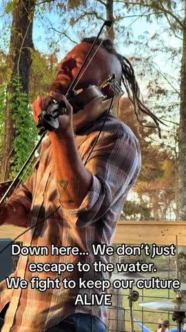 Down in the heart of the Atchafalaya Basin, you’re reminded of who we are as a people. Down here, we escape to the water, gather together, and keep our culture alive — the way our grandparents did. Jourdan Thibodeaux shared the kind of stories that stay with you long after the music stops… stories of hard times, gratitude, survival, and what it means to be Cajun. He fought through things many of us could never imagine, and yet he stands here today still fighting to keep the Cajun French language and our culture alive. If you’re from South Louisiana, you know this feeling in your bones. This isn’t just music — it’s identity, it’s resilience, it’s home. 🇨🇱💛 #L#LouisianaLouisianaCulture #SouthLouisiana #Cajun #FYP@Jourdan Thibodeaux @Cypress Cove Marina & Lodge 