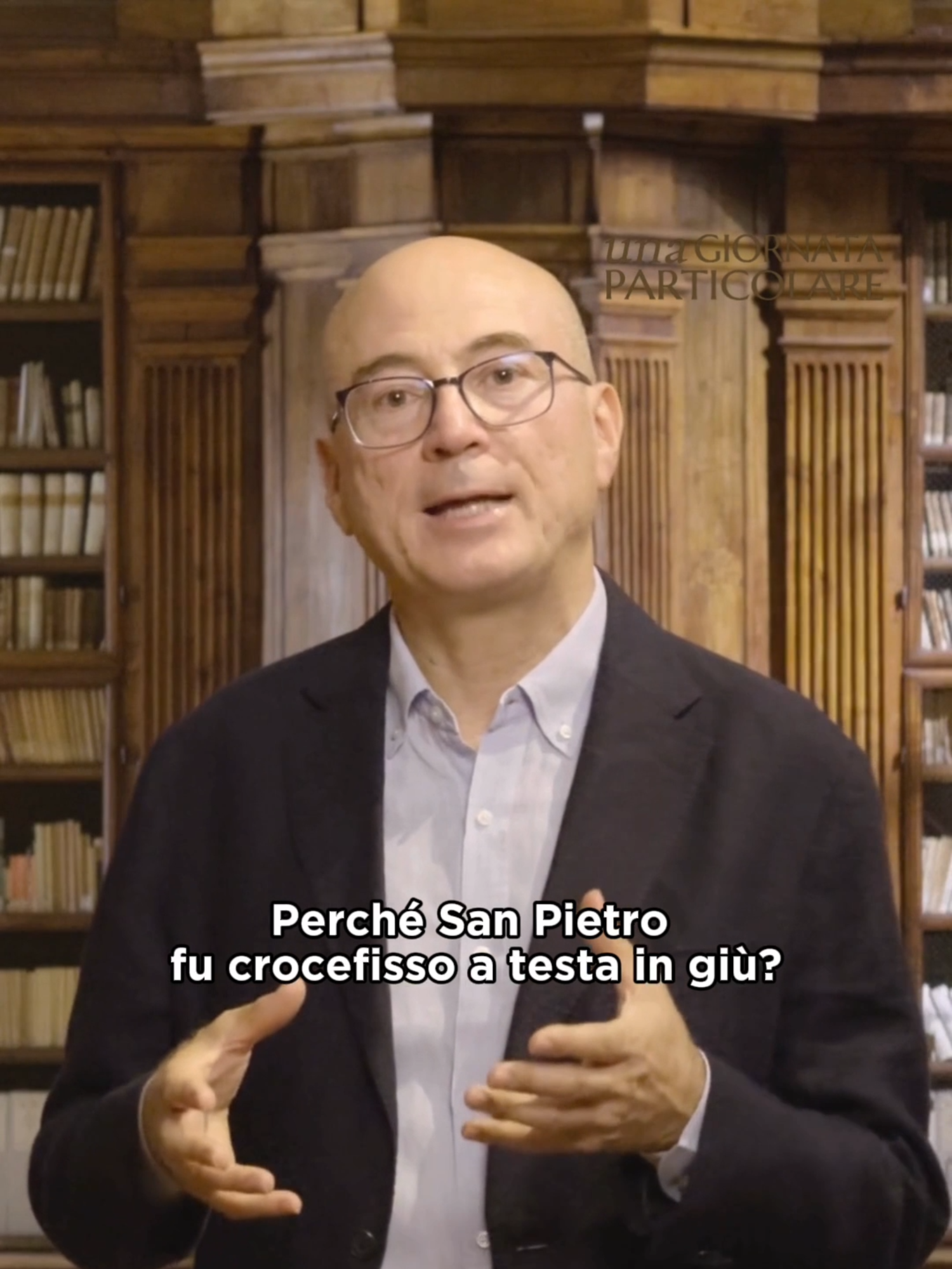 Perché San Pietro fu crocifisso a testa in giù, come nel celebre dipinto di Caravaggio? Secondo la tradizione cristiana, fu lui stesso a chiederlo: non si sentiva degno di morire nello stesso modo di Gesù. Diverso il destino di San Paolo, cittadino romano: per lui fu scelta la decapitazione. Entrambi, però, condivisero la stessa accusa: essere i capi della comunità cristiana e aver appiccato l’incendio che devastò Roma al tempo di Nerone.  Scopri questa e tante altre curiosità nella nuova puntata di “Una giornata particolare”. 📺 Mercoledì 26 novembre, dalle 21.15 su La7 #UnaGiornataParticolare #La7 #davedere #Nerone #SanPietro #SanPaolo #Storia #Roma