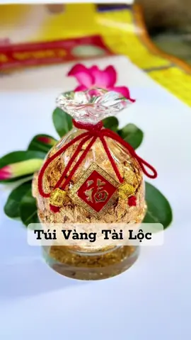 * Túi tiền thuỷ tinh biểu trưng cho phúc lộc tròn đầy, tài phúc thăng tiến. Vật phẩm phong thuỷ đem mại sự may mắn, tài lộc trong cuộc sống, thành công trong công việc và sự nghiệp * Đặt bàn làm việc, không gian nhà ở, bàn Thần Tài Thổ Địa, không gian trưng bày $8 Túi tiền vàng thủỷ tinh trong suốt mang đến hiệu ứng lấp lánh tạo nên vẻ đẹp sang trọng cho không gian bày trí#Tết #tiktok #xuhuong #tuivangtailoc #giadungtienich 