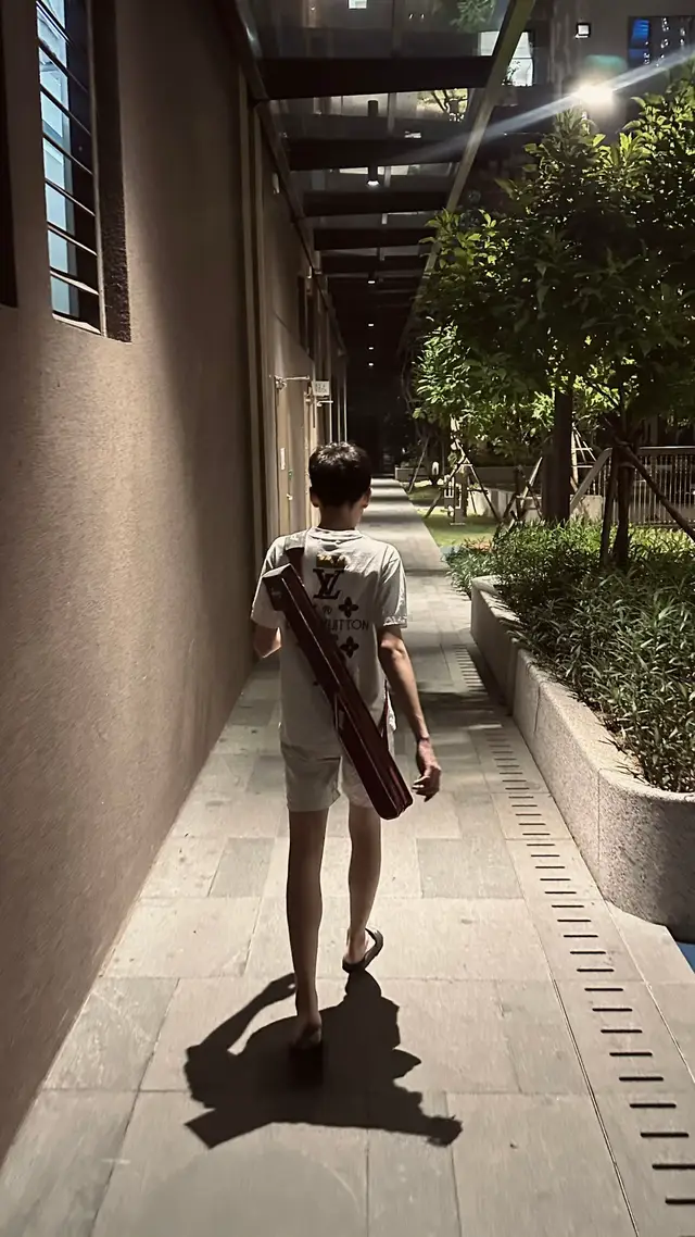 “Có những yêu thương không nói thành lời, nhưng vẫn đau khi phải buông tay.”