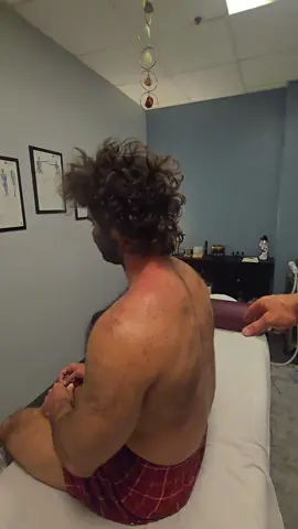 Doing some soft-tissue work up in the posterior scalenes. I’m pinning the tissue at the upper trap while he slowly turns his head left and right—like he’s saying “no.” That small movement helps me cross-friction the neck, decompress the fascia, and free up those sticky layers that love to lock up from stress, posture, or heavy lifting. #massage #massagetherapy #bodywork #neckpain #nfd 