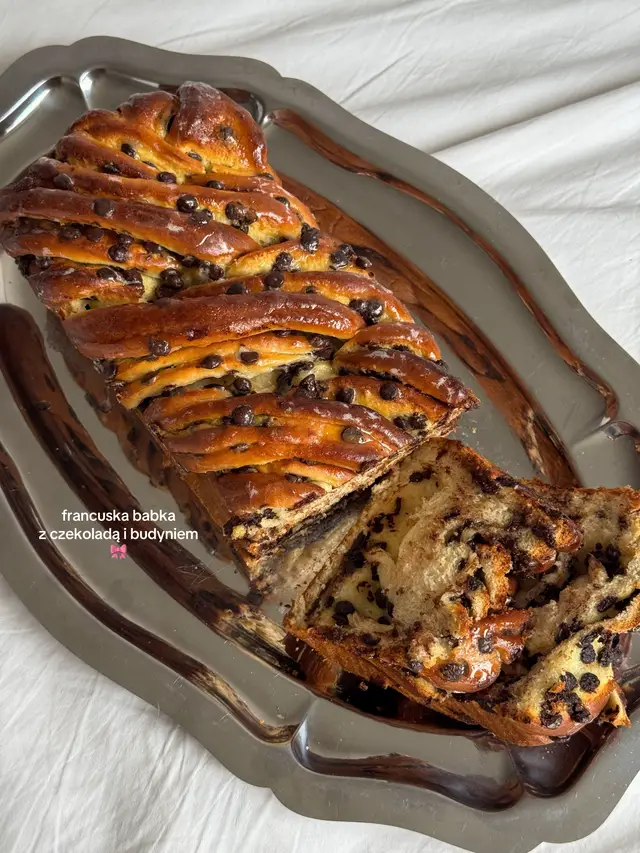 Ciasto: •180g letniego mleka •30g świeżych drożdży  •50g cukru •1/4 łyżeczki soli •1 całe jajko •350g mąki •40g masła w temperaturze pokojowej  Budyń: •125g mleka •1 żółtko  •1/ laski wanilii lub 1 łyżeczka ekstraktu/pasty waniliowej  •szczyptą soli •50g cukru •8g skrobii ziemniaczanej  •30g masła Syrop cukrowy:  •60g cukru •60g wody Dodatkowo: •150g chocolate chip lub posiekanej czekolady (50-60%)  #christmasrecipe #baking #baketok #chocolate #fypppppppppppppp 