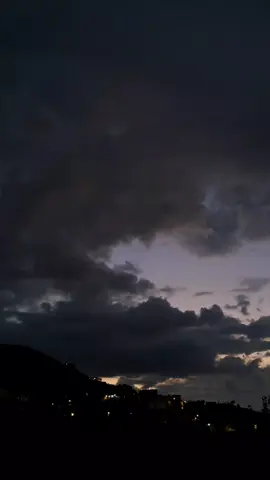 حبيتك وبحبك، تيبطل الغيم، يشرد ورا الغيم، وتخلص الطرقات حبيتك وبحبك، تيبطل الموج، يركض ورا الموج، بشمس المسافات قلتلك وبقلك، هوانا مكتوب، والدمع مكتوب، عورق الأسرار قلتلك وبقلك، لو هاجروا الناس، من بعضن الناس، أنتي بقلبي نار قلتي عني ناسي، والهوى عمره قصير عتابي عليكي قاسي، وعتب الأحبه كبير قلتي عني ناسي، والهوى عمره قصير عتابي عليكي قاسي، وعتب الأحبه كبير وين ما كنتي، وضج الحنين وكيف ما رحتي، وبعدتنا سنين قولي بعده ناطر، عباب المشاوير عباب المشاوير حبيتك وبحبك، تيبطل الغيم، يشرد ورا الغيم، وتخلص الطرقات حبيتك وبحبك، تيبطل الموج، يركض ورا الموج، بشمس المسافات خليكي وخليني، عطر وليالي زمان إذا سألوا انكريني، وقولي هوانا كان خليكي وخليني، عطر وليالي زمان وإذا سألوا انكريني، وقولي هوانا كان وضلي بقلبي، سره الجريح ونامي بقلبي، تاتتعب الريح خبيتك بعيوني من درب النسيان من درب النسيان حبيتك وبحبك، تيبطل الغيم، يشرد ورا الغيم، وتخلص الطرقات حبيتك وبحبك، تيبطل الموج، يركض ورا الموج، بشمس المسافات🎶♥️👑 . . . #ملحم_بركات #حبيتك_وبحبك #الموسيقار_ملحم_بركات #Sing_Oldies #page_old_songs 